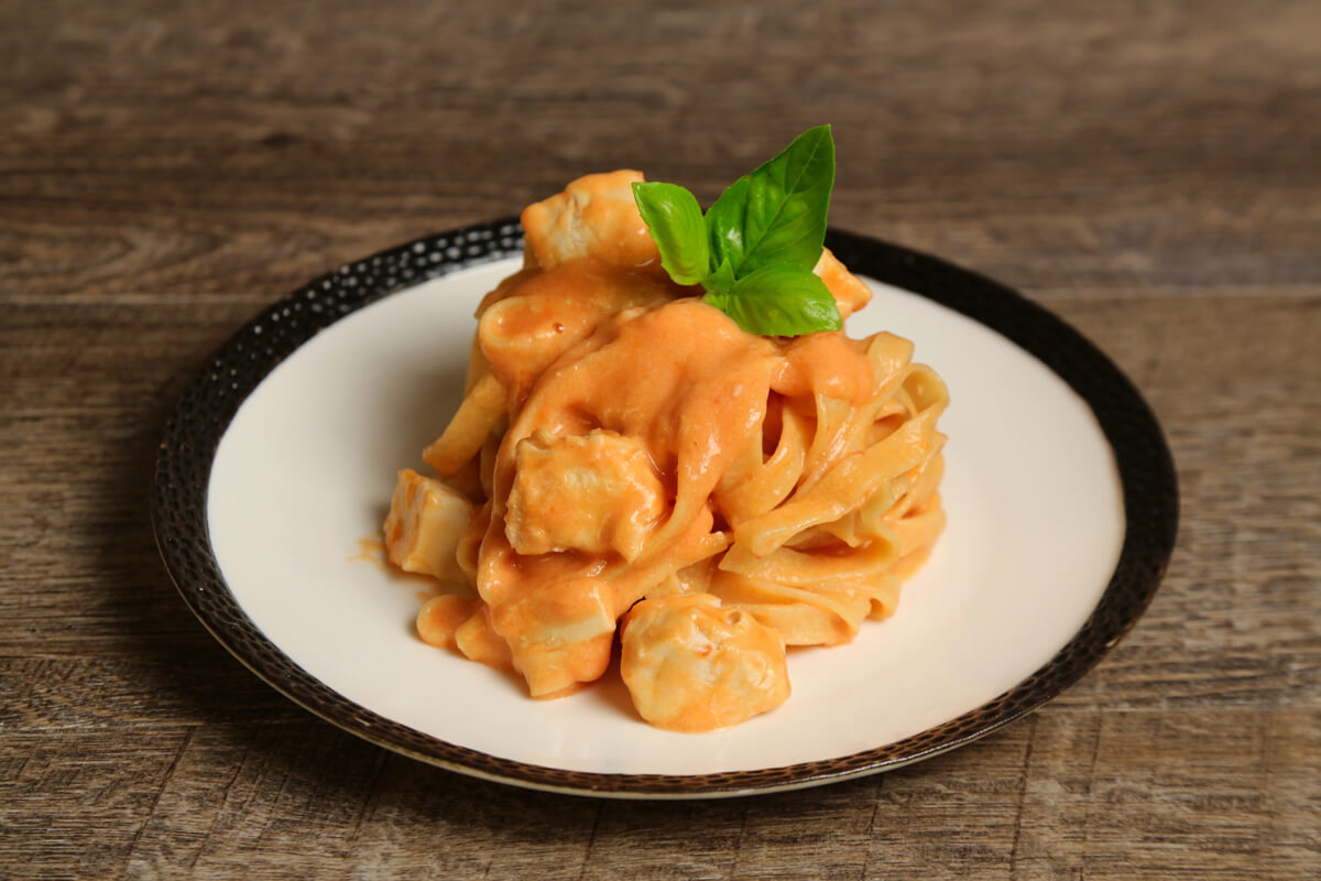 Our customers' favorite, this creamy and delicious sauce is paired with chicken for added protein and flavor.